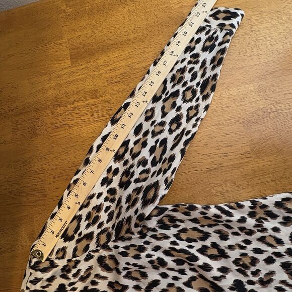 Chicos Sz 1 US 8 Womens No Iron Blouse Leopard Animal Long Sleeve Brown Beige - Picture 8 of 8